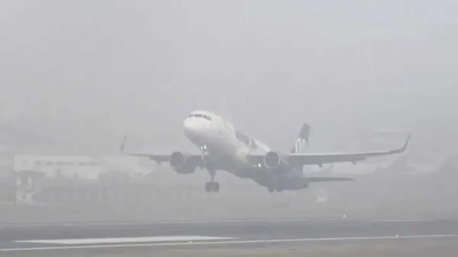 Flight Advisory: घने कोहरे और धुंध के कारण एयरलाइंस ने जारी की ट्रैवल एडवाइजरी, यात्रियों को फ्लाइट स्टेटस चेक करने के दिए गए निर्देश