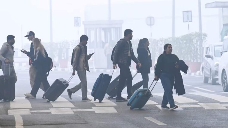 Delhi airport flights cancelled: घने कोहरे के कारण दिल्ली एयरपोर्ट पर 100 से अधिक उड़ानें रद्द, एयरलाइंस ने जारी की एडवाइजरी
