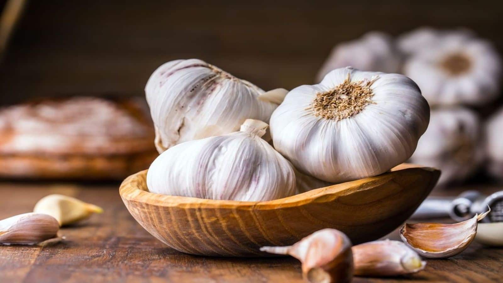 Garlic benefits: सुबह उठते ही खाएं 2 कच्ची लहसुन की कलियां, वजन घटाने समेत इन 10 बीमारियों में है रामबाण