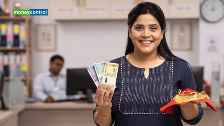 Gold Loan: अब गोल्ड लोन लेना होगा मुश्किल! RBI की चेतावनी के बाद सख्ती कर रहे बैंक और NBFC; जानिए वजह