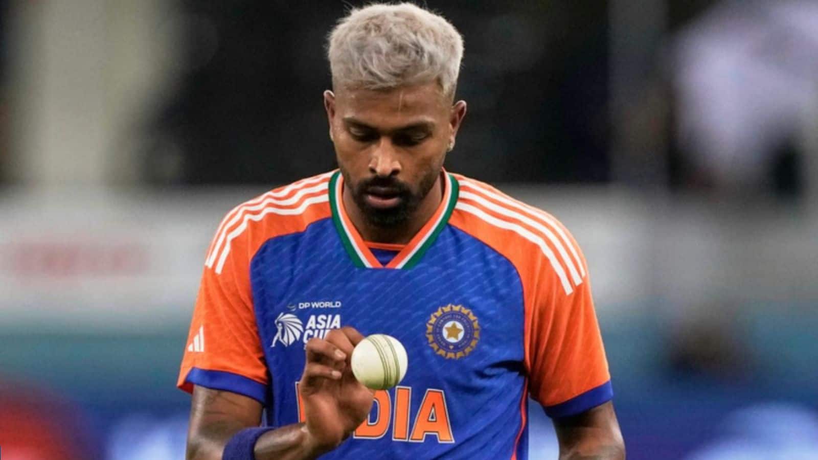 सेल्फी नहीं मिली तो फैन बोला, ‘भाड़ में जा...’ वायरल वीडियो में Hardik Pandya ने अपने बर्ताव से जीता लोगों का दिल