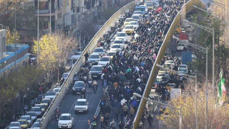 Iran Protest: 1 डॉलर 14 लाख रियाल का हुआ! ईरान की मुद्रा में एतिहासिक गिरावट, विरोध में सड़कों पर आई जनता, बाजार भी बंद