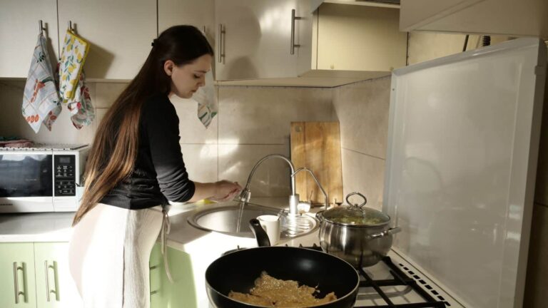 Kitchen Hacks: हाड़ कंपा देने वाली ठंड? रसोईघर को गर्म करने के ये 7 आसान और असरदार हैक्स जानें!