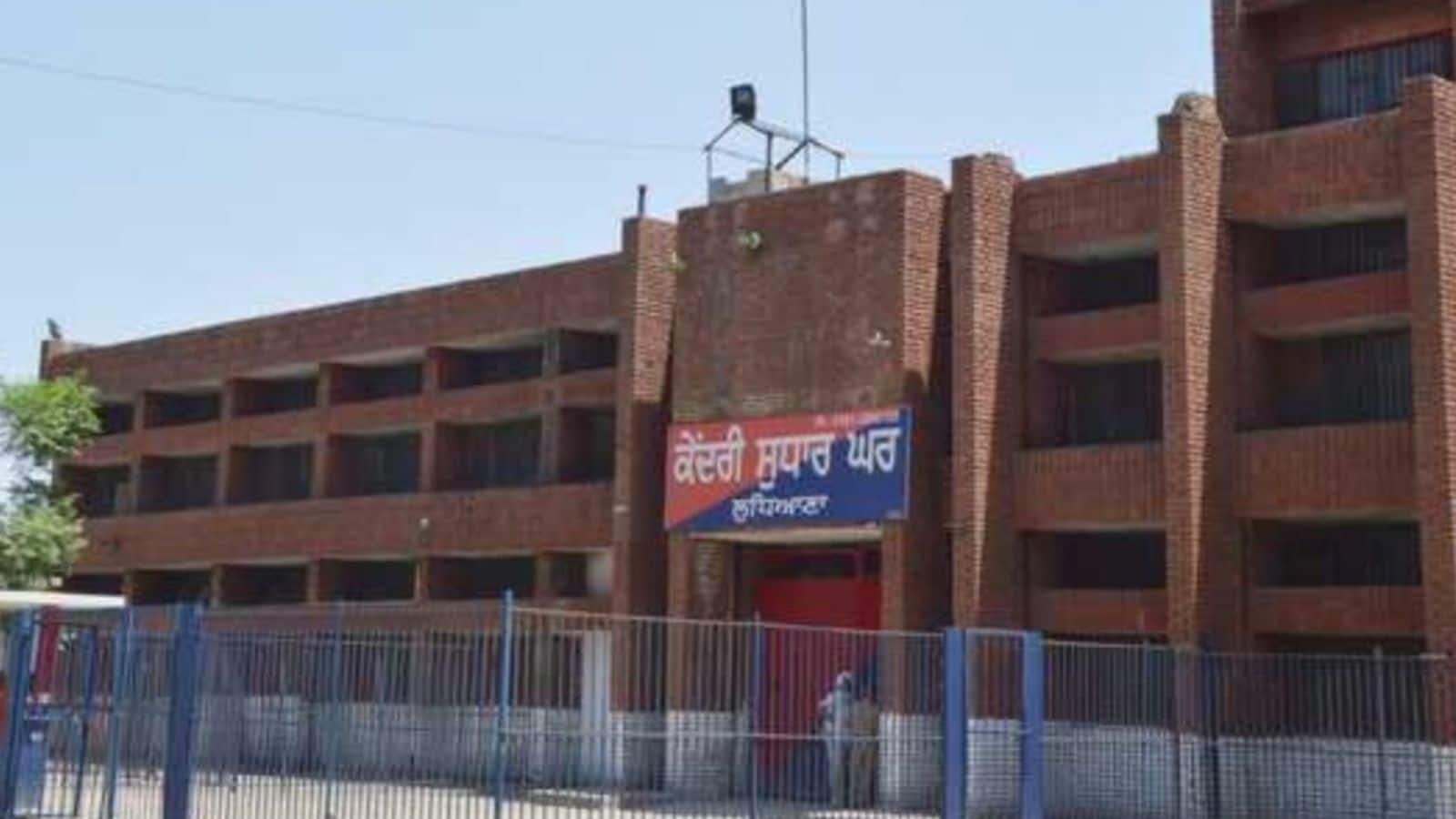 Ludhiana Jail: पंजाब की लुधियाना सेंट्रल जेल में गैंगवार, कैदियों के दो गुटों में खूनी झड़प में सुपरिटेंडेंट गंभीर रूप से घायल