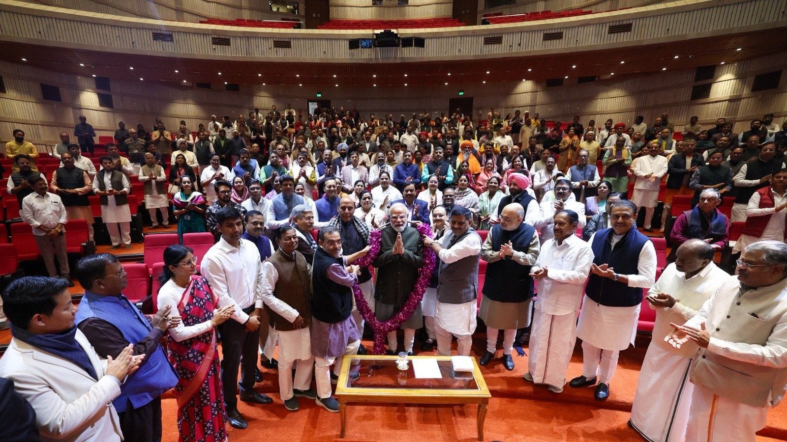 PM Modi: 'अब 40 पेज के फॉर्म नहीं...'; NDA सांसदों से बोले पीएम मोदी- 'देश अब पूरी तरह से रिफॉर्म एक्सप्रेस फेज में है'