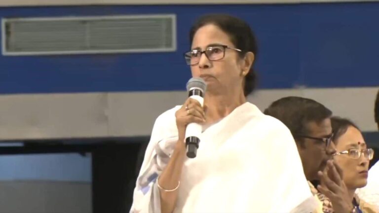 कोलकाता स्टेडियम में हंगामे के बाद CM ममता बनर्जी मांगी मांफी, अव्यवस्था से फैंस का फूटा गुस्सा...जांच कमेटी गठित