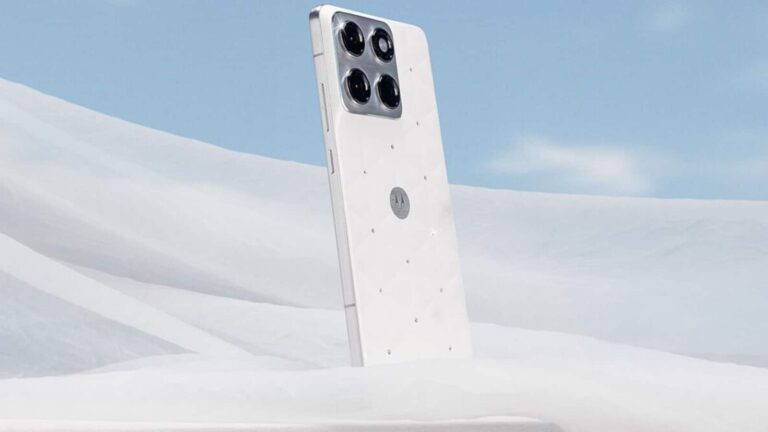 Motorola Edge 70 का स्पेशल एडिशन लॉन्च, बैक पैनल पर जड़े हैं हीरें, जानें कितनी है कीमत?