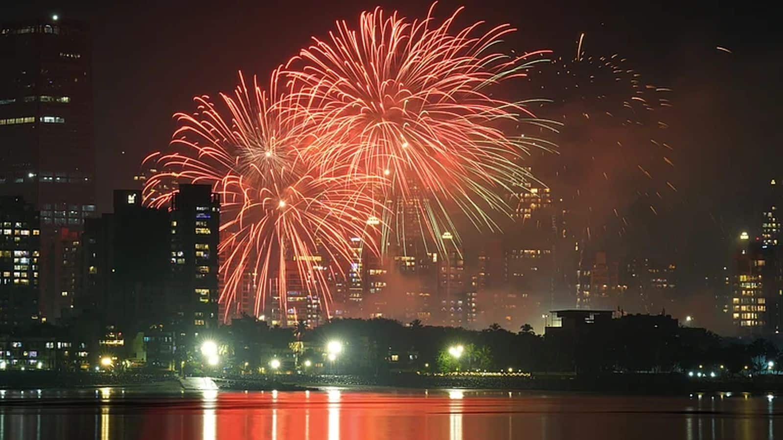 New Year Party: पार्टी ऑल नाइट! महाराष्ट्र में सुबह 5 बजे तक मिलेगी शराब, सरकार ने बार मालिकों को दी इजाजत