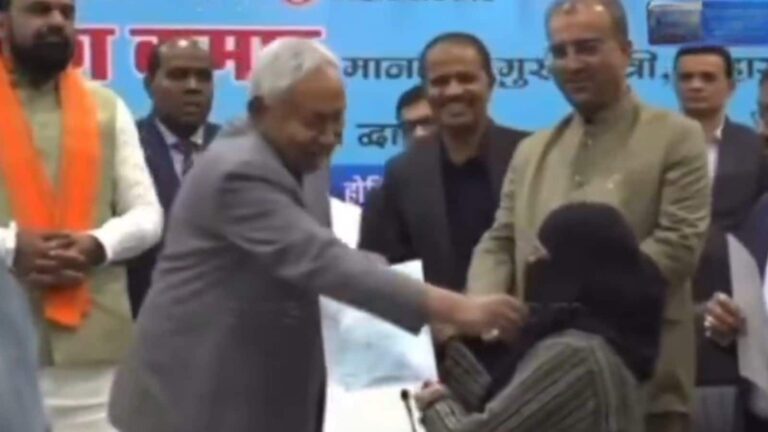 'दुनिया एक सफल मुस्लिम बेटी का चेहरा देखे' डॉक्टर का हिजाब खींचने के विवाद पर JDU ने किया नीतीश कुमार का बचाव