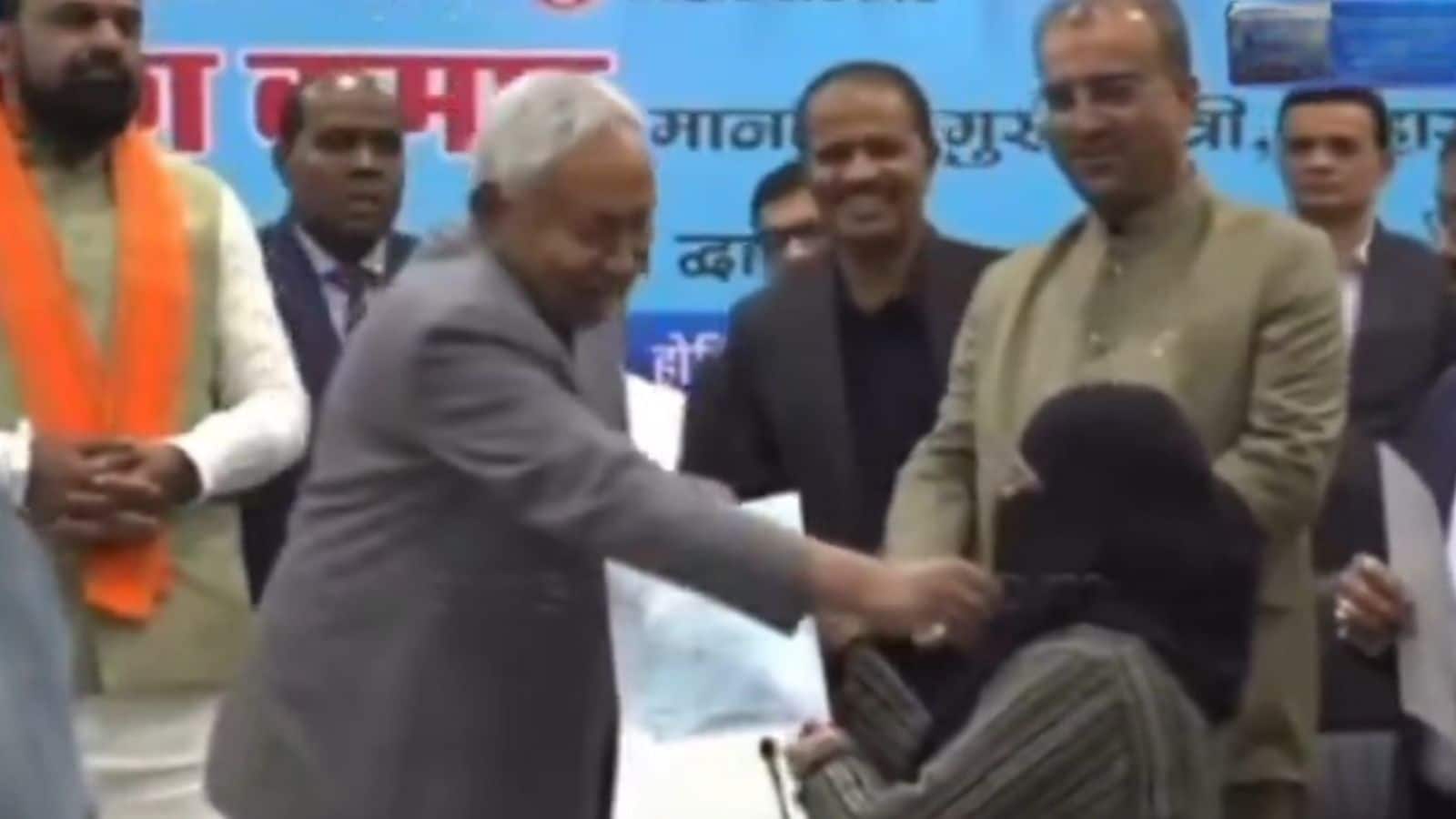 'दुनिया एक सफल मुस्लिम बेटी का चेहरा देखे' डॉक्टर का हिजाब खींचने के विवाद पर JDU ने किया नीतीश कुमार का बचाव