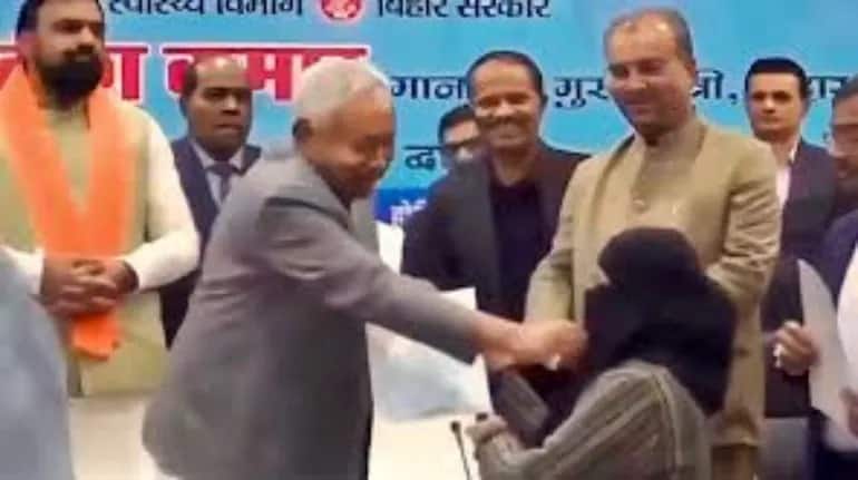 Bihar Hijab Controversy: हिजाब विवाद के बीच दिल्ली पहुंचे सीएम नीतीश कुमार, सवालों से किया किनारा