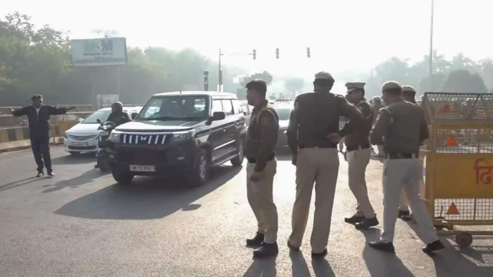 Noida Traffic Advisory 2025: नोएडा में नए साल पर ट्रैफिक अलर्ट, सेक्टर-18 के कई रोड रहेंगे ब्लॉक, इन रूटों पर रहेगा डायवर्जन
