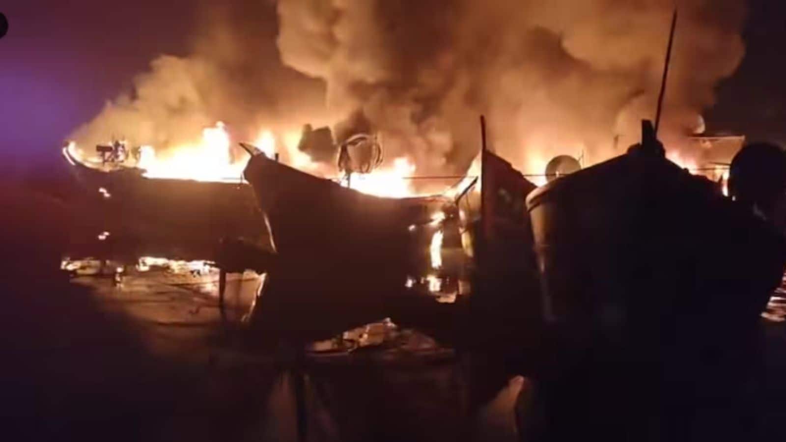 Ashtamudi Lake Fire: केरल की अष्टमुडी झील में लगी भीषण आग, 10 से ज्यादा मछली पकड़ने वाली नावें जलकर खाक