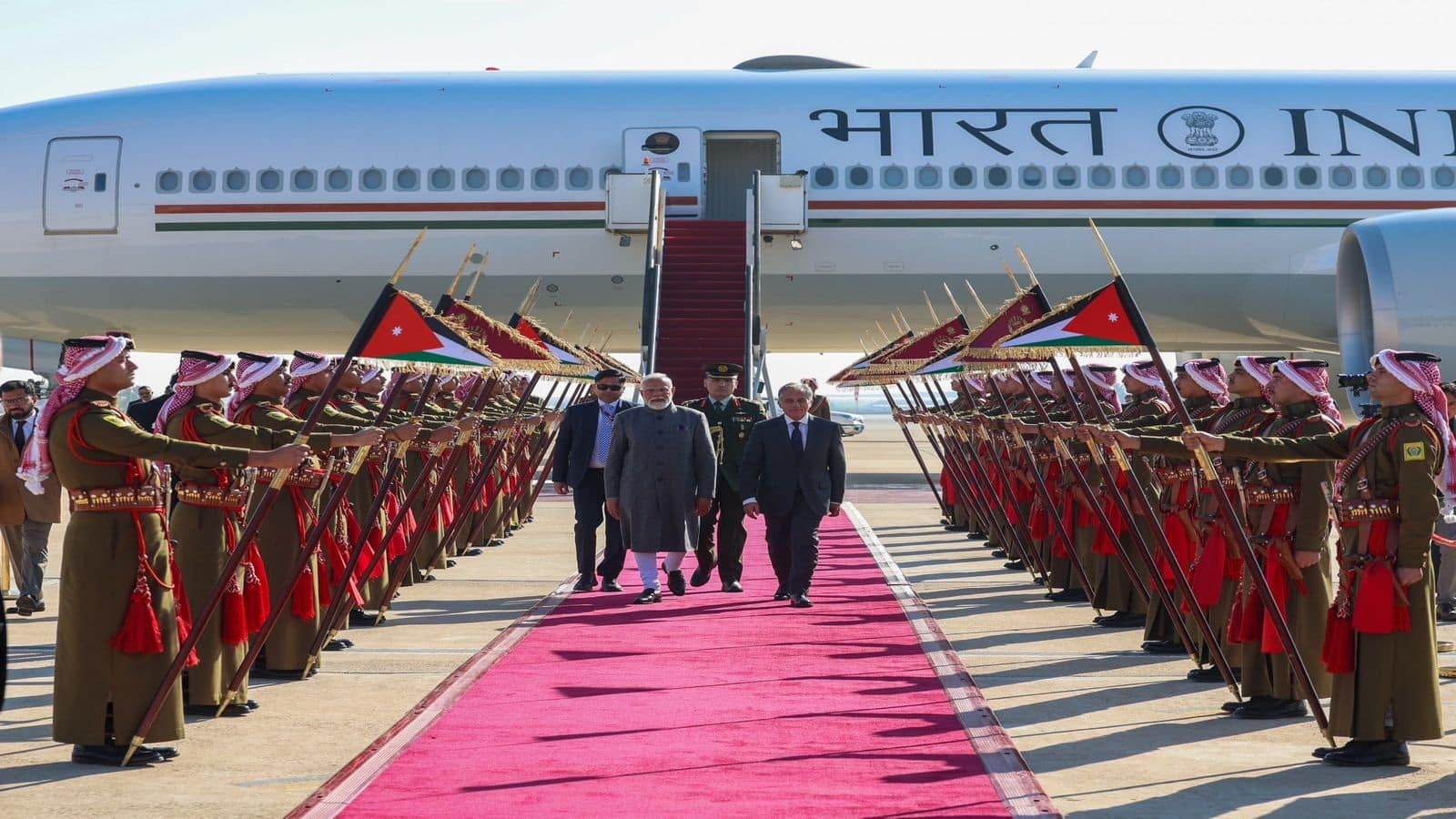PM Modi Jordan Visit: दो दिवसीय दौरे पर जॉर्डन पहुंचे पीएम मोदी, अम्मान एयरपोर्ट पर खुद प्रधानमंत्री जाफर हसन ने किया स्वागत