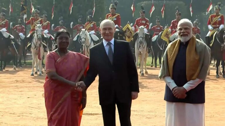 Putin India Visit: राष्ट्रपति भवन में पुतिन का शाही स्वागत! रूसी राष्ट्रपति को मिला 'गार्ड ऑफ ऑनर', राजघाट पर महात्मा गांधी को दी श्रद्धांजलि