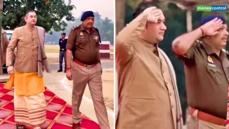 UP News: कथावाचक को 'गार्ड ऑफ ऑनर' देने पर भारी विवाद! अखिलेश यादव ने उठाए सवाल, यूपी DGP ने बहराइच SP से मांगा जवाब