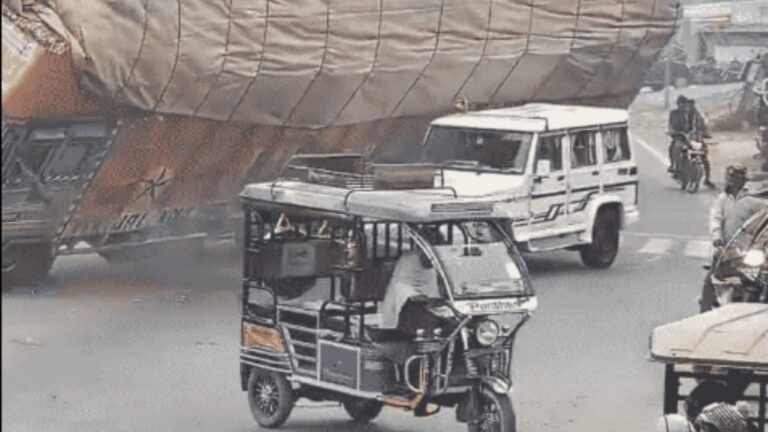 Rampur Accident: नैनीताल हाईवे पर अनियंत्रित ट्रक बोलेरो पर पलटा, ड्राइवर की मौके पर मौत, दरवाजा काटकर निकाली गई लाश