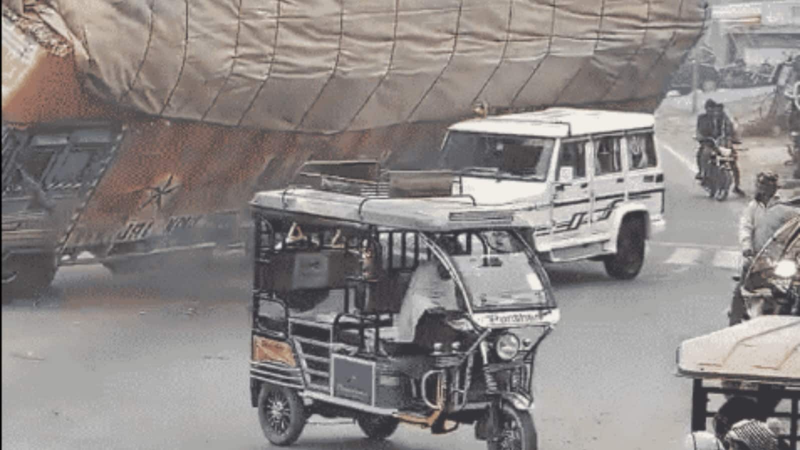 Rampur Accident: नैनीताल हाईवे पर अनियंत्रित ट्रक बोलेरो पर पलटा, ड्राइवर की मौके पर मौत, दरवाजा काटकर निकाली गई लाश