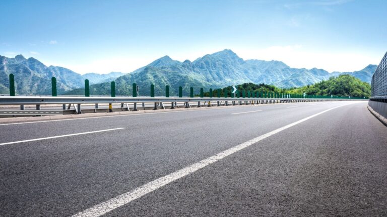 हम रोज सड़क पर चलते हैं, लेकिन कभी सोचा क्यों होती हैं काली?