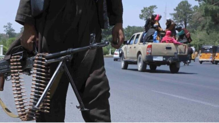 अफगानिस्तान में तालिबानी कानून का आतंक, हत्या के आरोपी को 80,000 लोगों के सामने पहले गोली मारी फिर लटका दिया फांसी पर