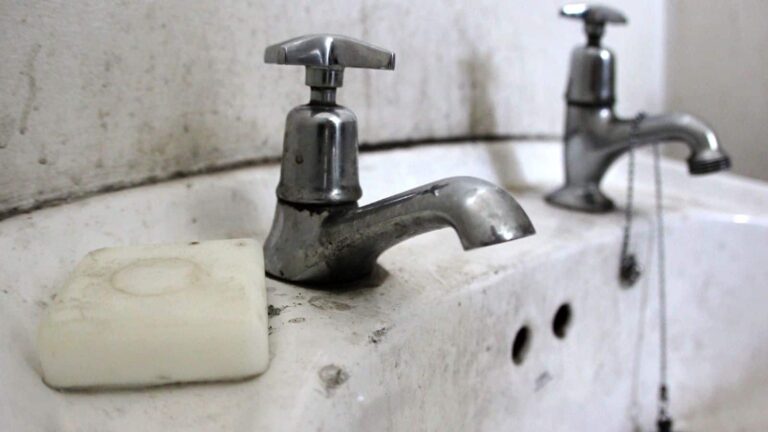 वॉश बेसिन के नल पर जिद्दी दाग? इस ट्रिक से मिनटों में चमक वापस लाएं!