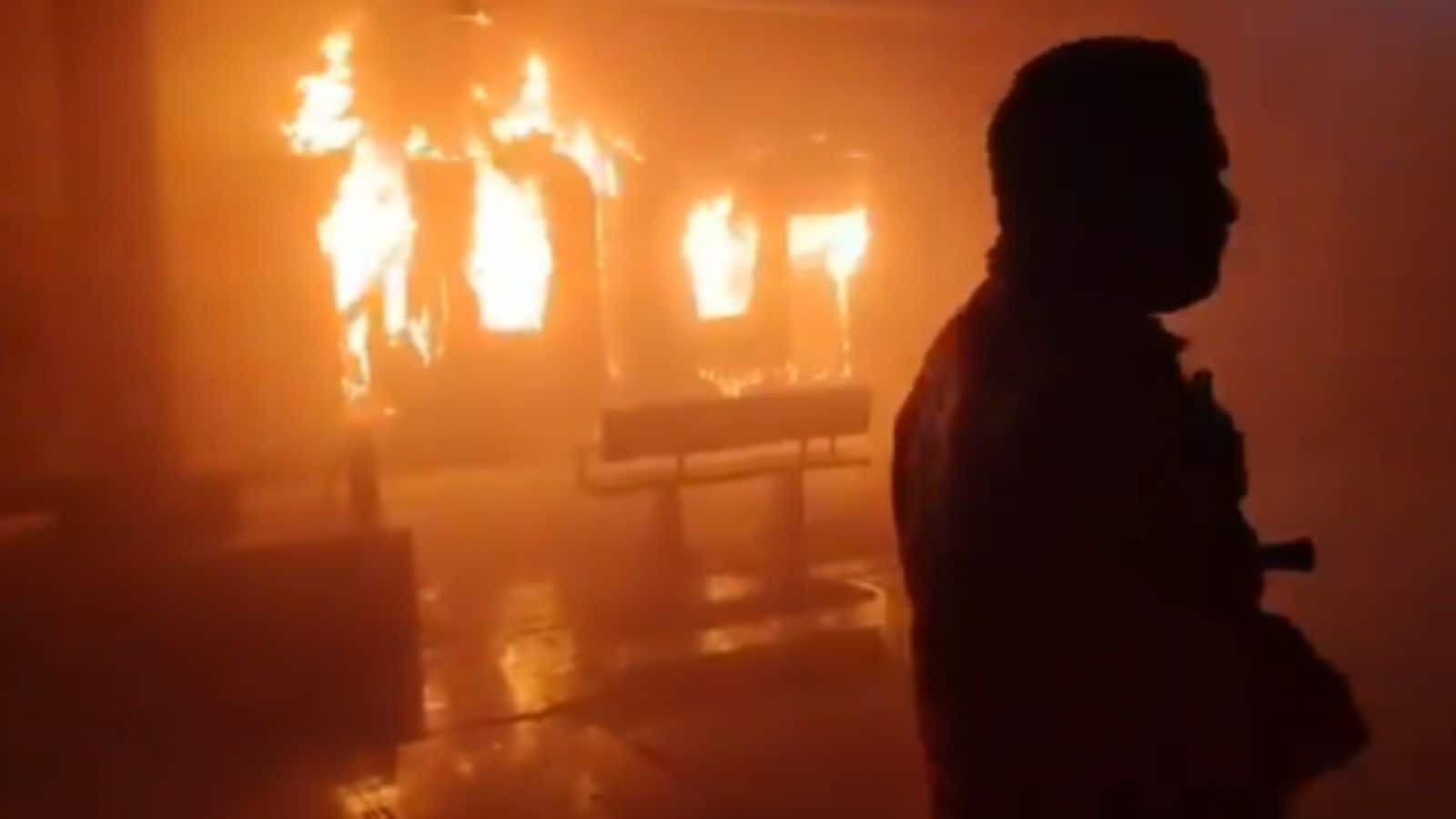 Ernakulam Express Fire: आंध्र प्रदेश में टाटानगर-एर्नाकुलम एक्सप्रेस में लगी भीषण आग से दो AC कोच जलकर खाक; 1 व्यक्ति की मौत