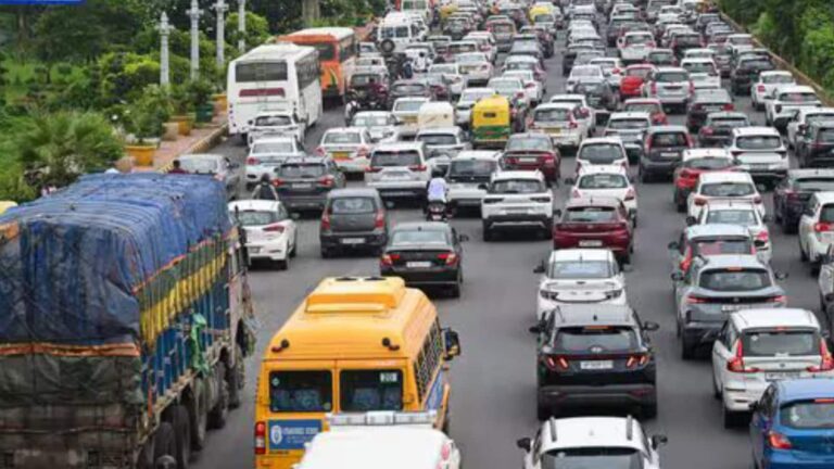 Delhi Traffic Advisory: इन रास्तों पर आवाजाही प्रभावित, घर से निकलने से पहले जान लें ट्रैफिक एडवाइजरी