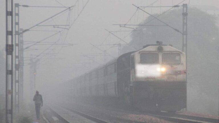 Indian Railways: उत्तर भारत में घना कोहरा, 110 ट्रेनें लेट, यात्रियों की मुश्किलें बढ़ीं
