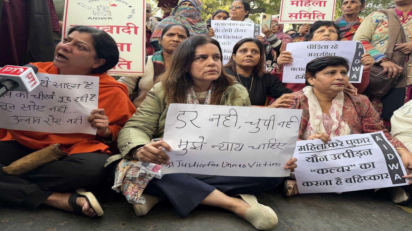 Unnao Rape Protests: 'तुरंत फांसी दी जानी चाहिए'; उन्नाव रेप मामले में दिल्ली HC के बाहर भारी प्रदर्शन, कुलदीप सेंगर की बेल खारिज करने की मांग