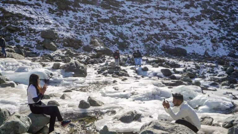 पहाड़ों पर क्यों कम हो गयी है बर्फबारी, आखिर क्या है इसके पीछे की असली वजह? जानिए