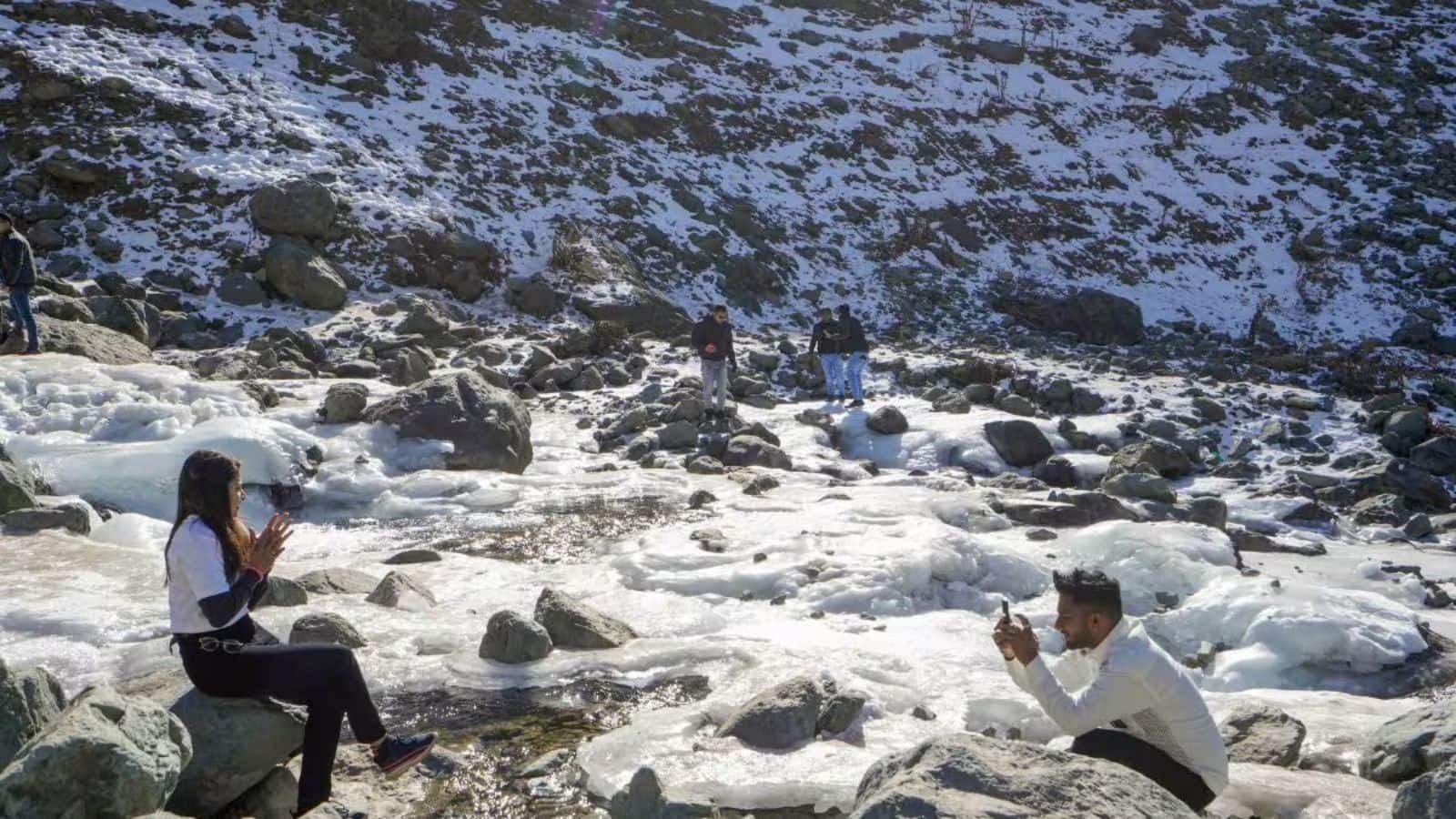पहाड़ों पर क्यों कम हो गयी है बर्फबारी, आखिर क्या है इसके पीछे की असली वजह? जानिए