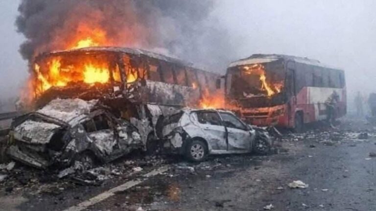 Yamuna Expressway accident: यमुना एक्सप्रेसवे हादसे में मरने वालों की संख्या हुई 18, जले शवों की पहचान करने में परिजनों को हो रही मुश्किल