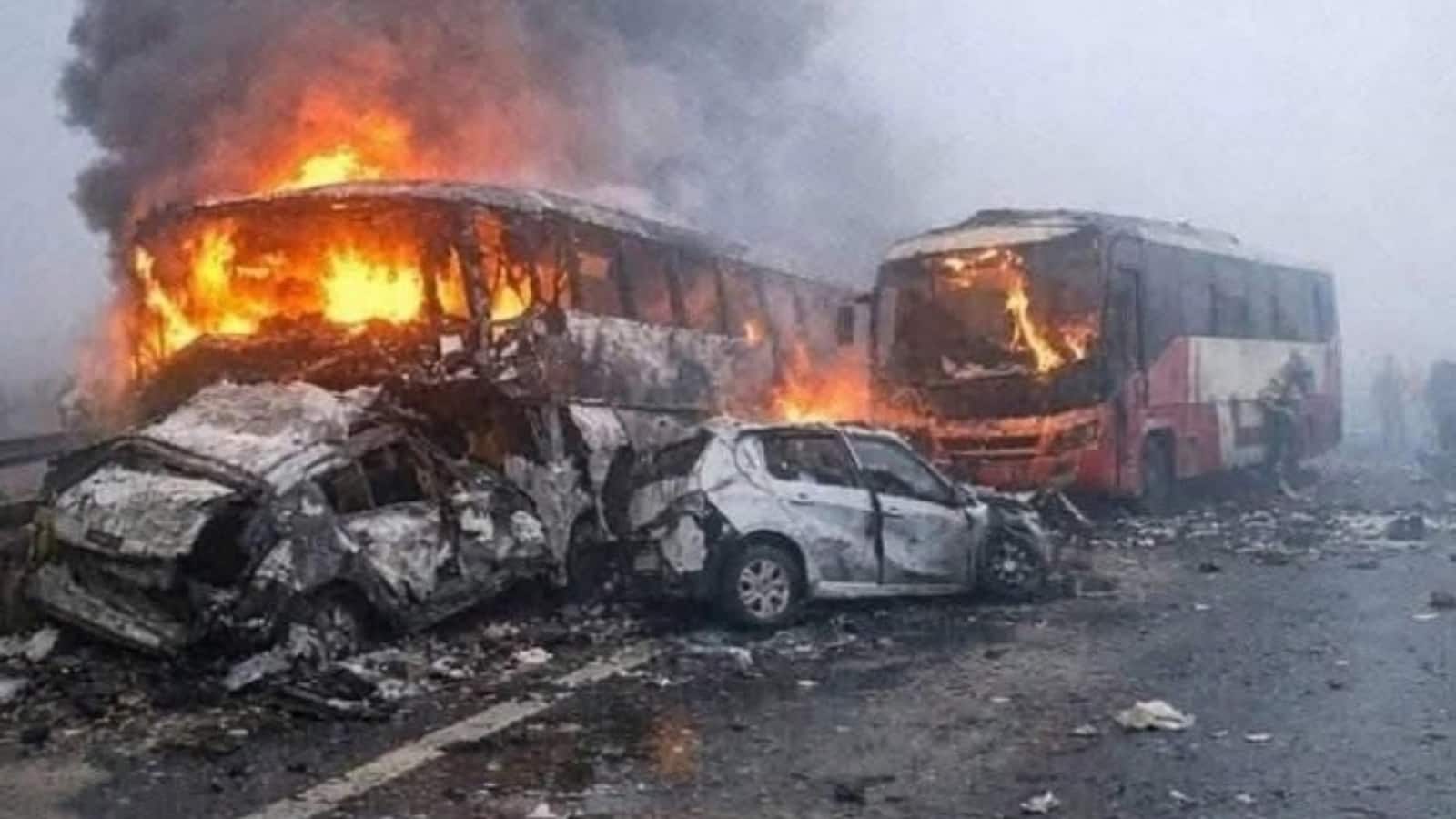 Yamuna Expressway accident: यमुना एक्सप्रेसवे हादसे में मरने वालों की संख्या हुई 18, जले शवों की पहचान करने में परिजनों को हो रही मुश्किल