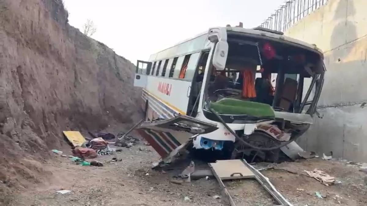 Bus Accident: सतारा में स्कूली बच्चों को लेकर पिकनिक से लौट रही थी बस, अनियंत्रित होकर 20 फीट नीचे खाई में गिरी; मच गई चीख पुकार फिर...