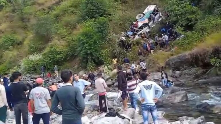 Almora Bus Accident: अल्मोड़ा में दर्दनाक सड़क हादसा, गहरी खाई में बस गिरने से 6 यात्रियों की मौत, कई घायल