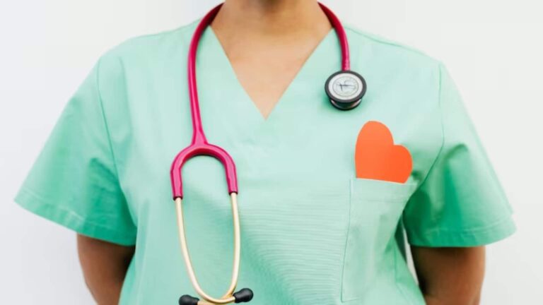 आयुष अस्पताल में भर्ती पर बीमा क्लेम क्यों अटकता है और कैसे बढ़ाएं मंजूरी की संभावना