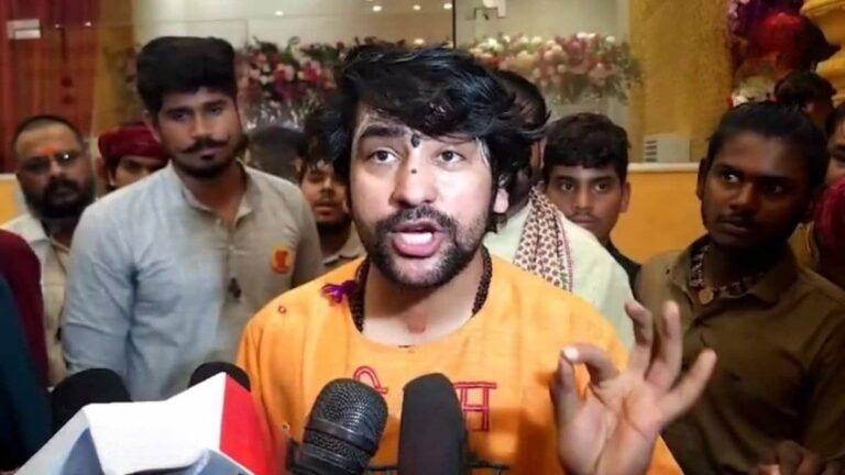 'हिंदुओं माला और भाला अपने साथ रखो...', पड़ोसी देश में नरसंहार के बीच धीरेंद्र शास्त्री का बड़ा बयान: बोले- बांग्लादेशी हिंदुओं के लिए गेट खोल दो