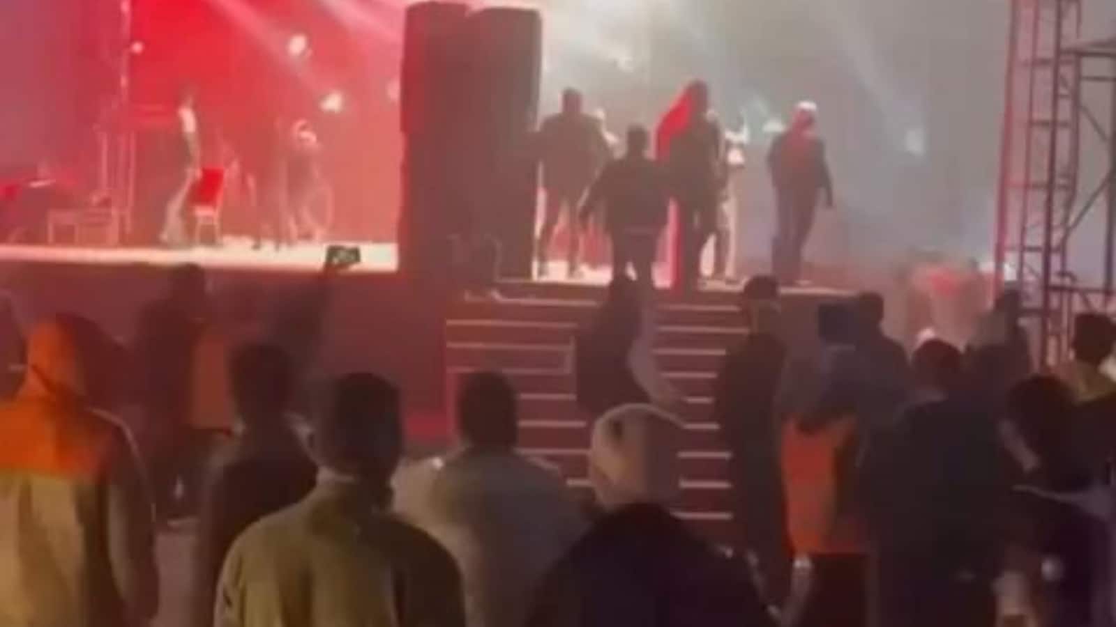 Bangladesh Artist Attacks: बांग्लादेश में प्रदर्शनकारियों द्वारा ईंट-पत्थर फेंकने के बाद रॉकस्टार जेम्स का कॉन्सर्ट रद्द, तस्लीमा नसरीन ने की कड़ी निंदा