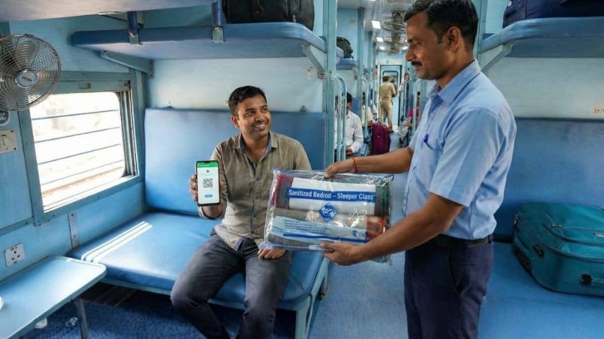 Railway News: रेल यात्रियों के लिए खुशखबरी, स्लीपर कोच में भी मिलेगी AC जैसी सुविधा; खर्च करने होंगे सिर्फ इतने रुपये