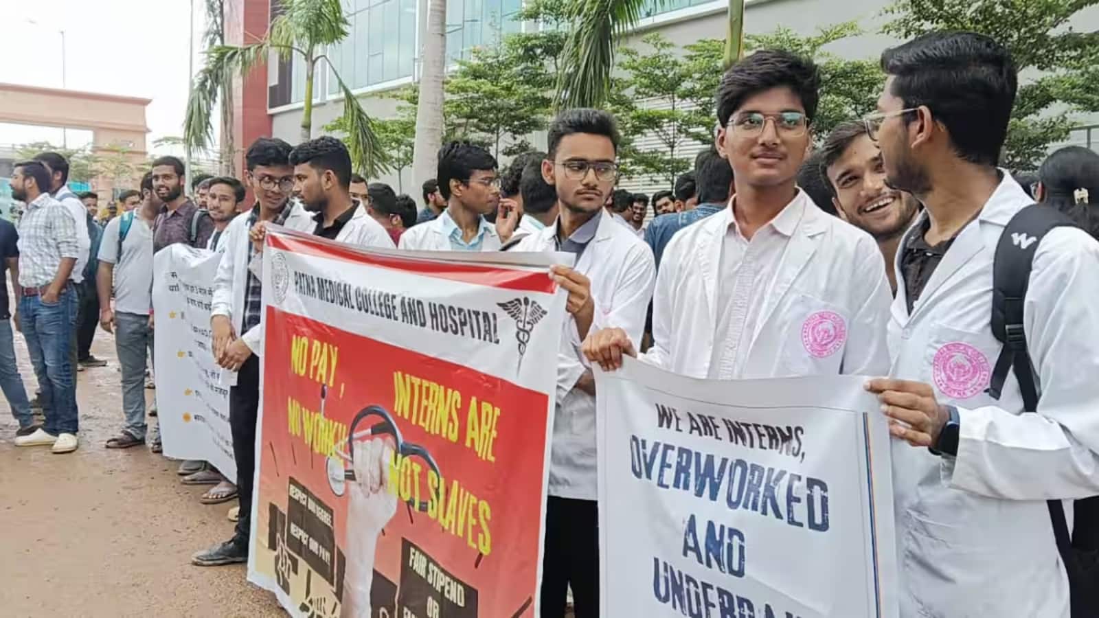 PMCH में बवाल, जूनियर डॉक्टरों की हड़ताल से OPD-इमरजेंसी सेवाएं ठप, 2,000 मरीज वापस लौटे