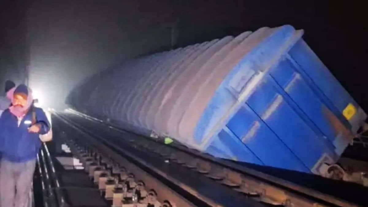 बिहार के जमुई में बड़ा ट्रेन हादसा, नदी में गिरे सीमेंट लदे कई डिब्बे, करीब 17 बोगियां पटरी से उतरीं; अप-डाउन लाइन घंटों से बाधित