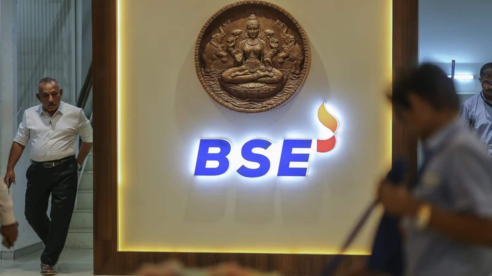 BSE ने नए मंथली इंडेक्स ऑप्शंस की शुरुआत पर स्थिति स्पष्ट की, शेयर फिसले