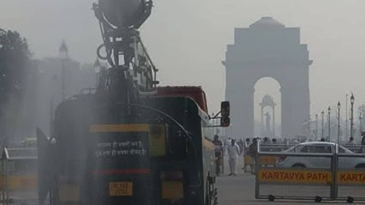 'गैस चैंबर' बनी दिल्ली, CAQM ने पांच कड़े एक्शन प्वाइंट किए लागू, ट्रक बैन, निर्माण बंद, स्कूल हाइब्रिड... बाहर निकलने से पहले जरूर पढ़ें