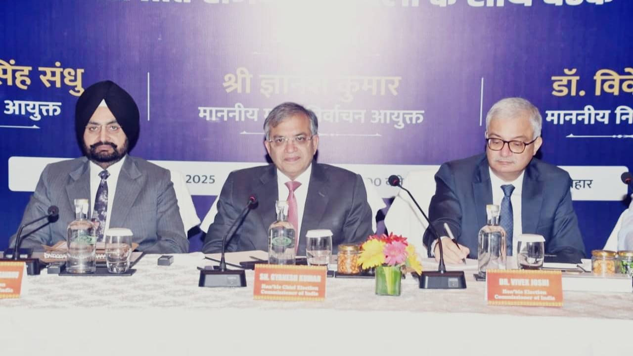 ECI Meeting: सड़क से लेकर सदन तक मचे बवाल के बीच SIR पर चुनाव आयोग की आज बड़ी बैठक,समयसीमा बढ़ाने पर हो सकता है फैसला