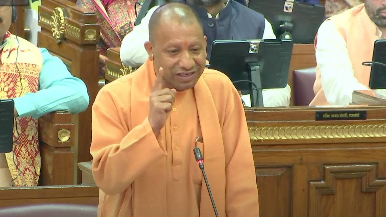 'देश में दो नमूने, एक दिल्ली और दूसरा लखनऊ में बैठते हैं...', UP विधानसभा में CM योगी का तंज, भड़क गए सपा नेता