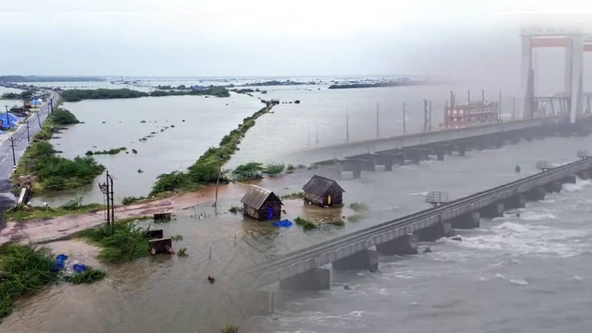 Cylone Ditwah: चक्रवाती तूफान दित्वा का दक्षिण भारत में कहर, IMD ने आज इन राज्यों के लिए जारी किया भारी बारिश का अलर्ट, पुडुचेरी में स्कूल -कॉलेज बंद