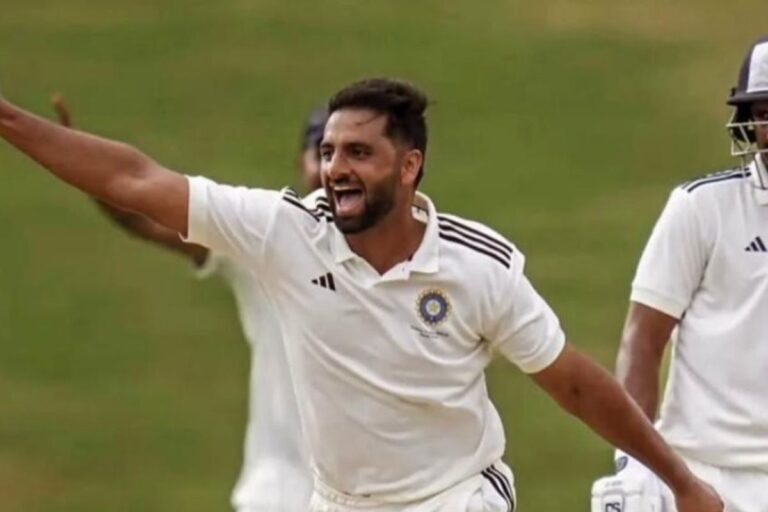 4 गेंद पर 4 विकेट लेने वाले को मिले 8 करोड़, किस्मत मेहरबान तो आकिब पहलवान