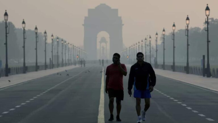 Delhi AQI: दिल्ली का दम घोंट रही जहरीली हवा! AQI 300 पार, 'बहुत खराब' श्रेणी में राजधानी, गंभीर बीमारियों का खतरा बढ़ा