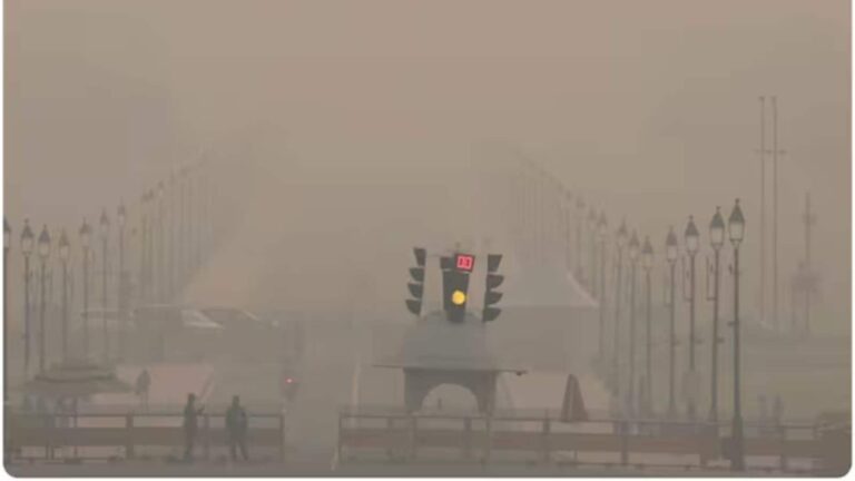 Delhi AQI: दिल्ली में जानलेवा हवा का सितम जारी, GRAP-4 के बाद भी AQI 450 के पार; खराब विजिबिलिटी के चलते 228 उड़ानें रद्द