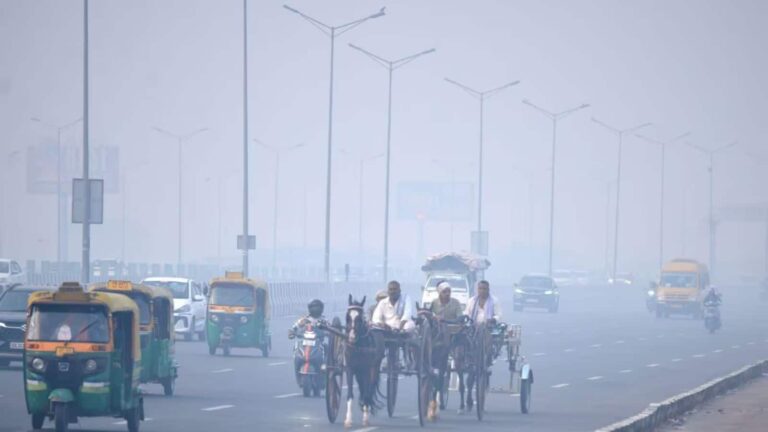 Delhi AQI: 'स्मॉग कैपिटल' बनी दिल्ली, 'गंभीर' स्तर पर पहुंचा प्रदूषण, आज हाई कोर्ट में होगी सुनवाई